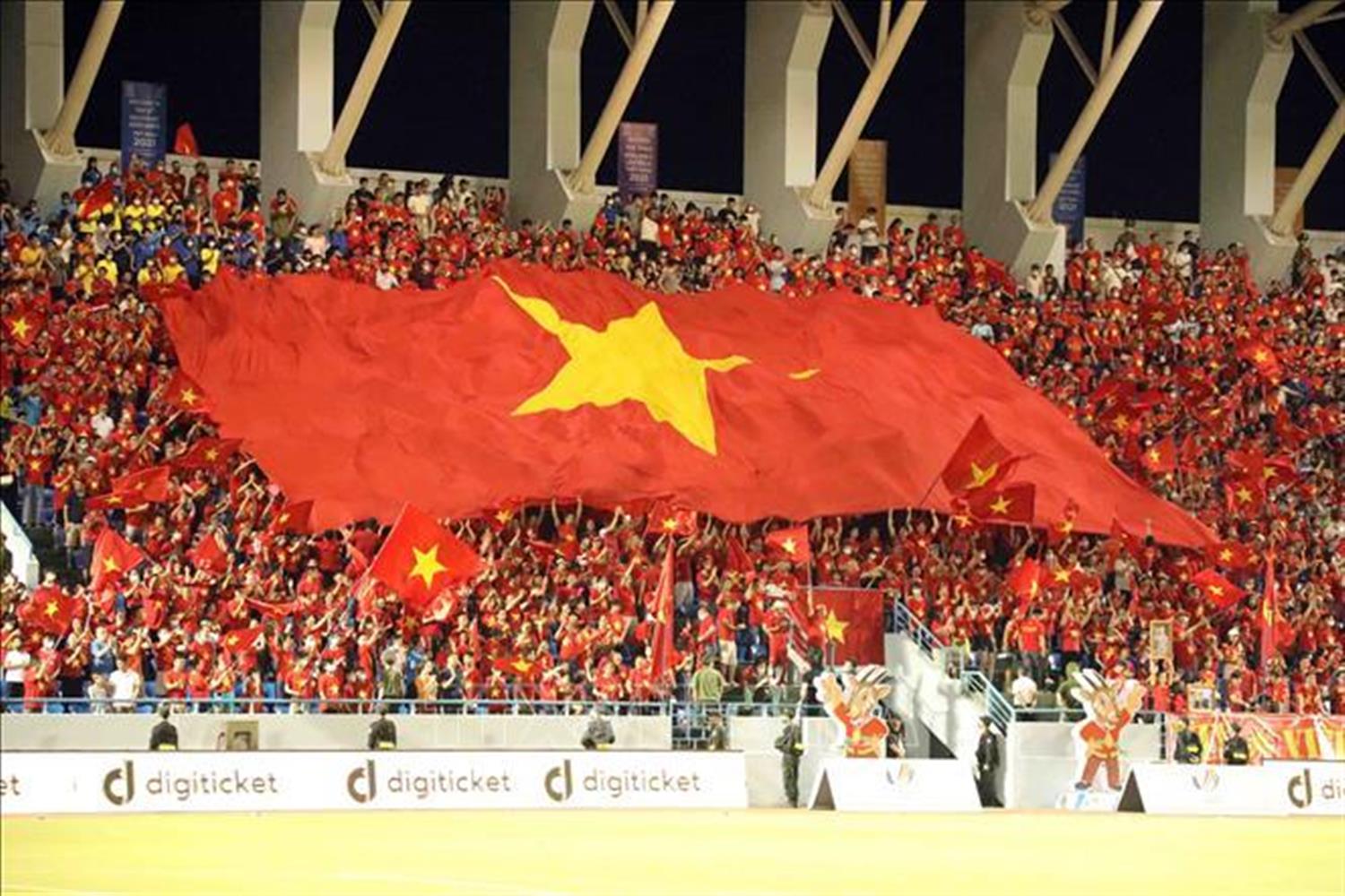 Cổ động viên cổ vũ đội tuyển nữ Việt Nam trên Sân vận động Cẩm Phả, tỉnh Quảng Ninh.